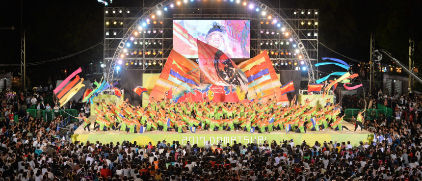 Sân khấu diễn ra lễ hội Domannaka Matsuri