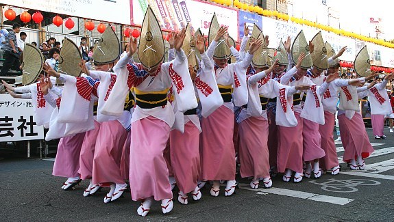 Đồng phục của một số vũ công lễ hội Tokushima Awa Odori