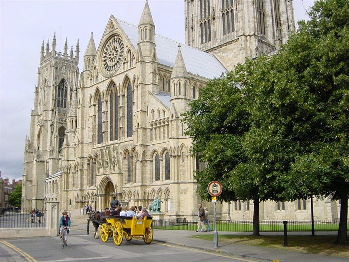 York Minster hay nhà thờ chính toà Saint Peter