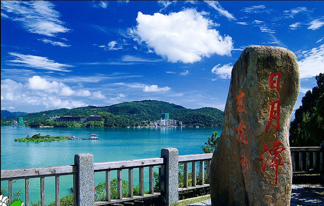 Hồ Nhật Nguyệt đẹp thơ mộng