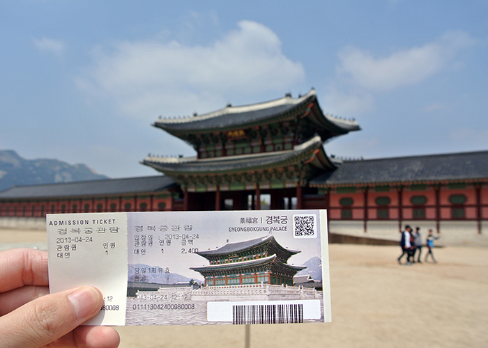 Vé vào cổng Gyongbukgung có giá là 3.000 won ( tương đương 3 USD)