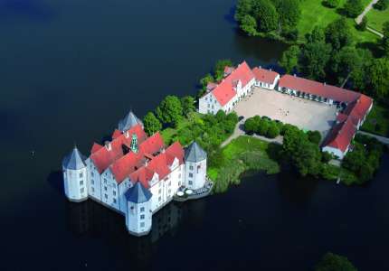 Những lâu đài tuyệt đẹp giữa hồ nước 