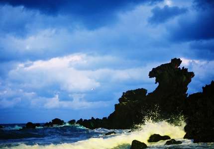 Đá đầu rồng Yongduam Rock biểu tượng của hòn đảo Jeju xinh đẹp